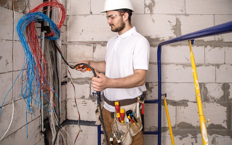 Electrician-In-BS35.jpg Electrician-In-BS35.jpg